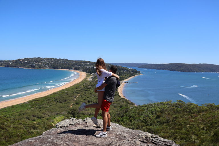 Point de vue au sommet de Barrenjoey Track sur les deux plages de Palm Beach