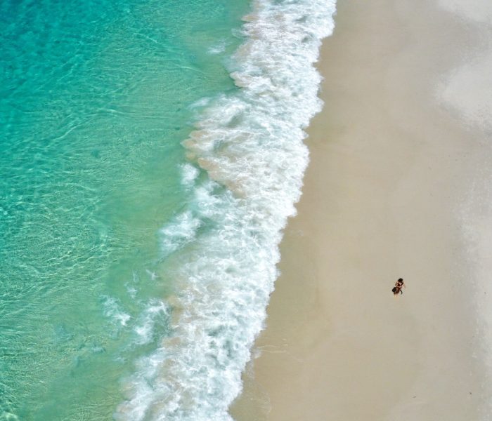 Vue sur Hyams beach avec un drone pour voir à quel point l'eau est turquoise