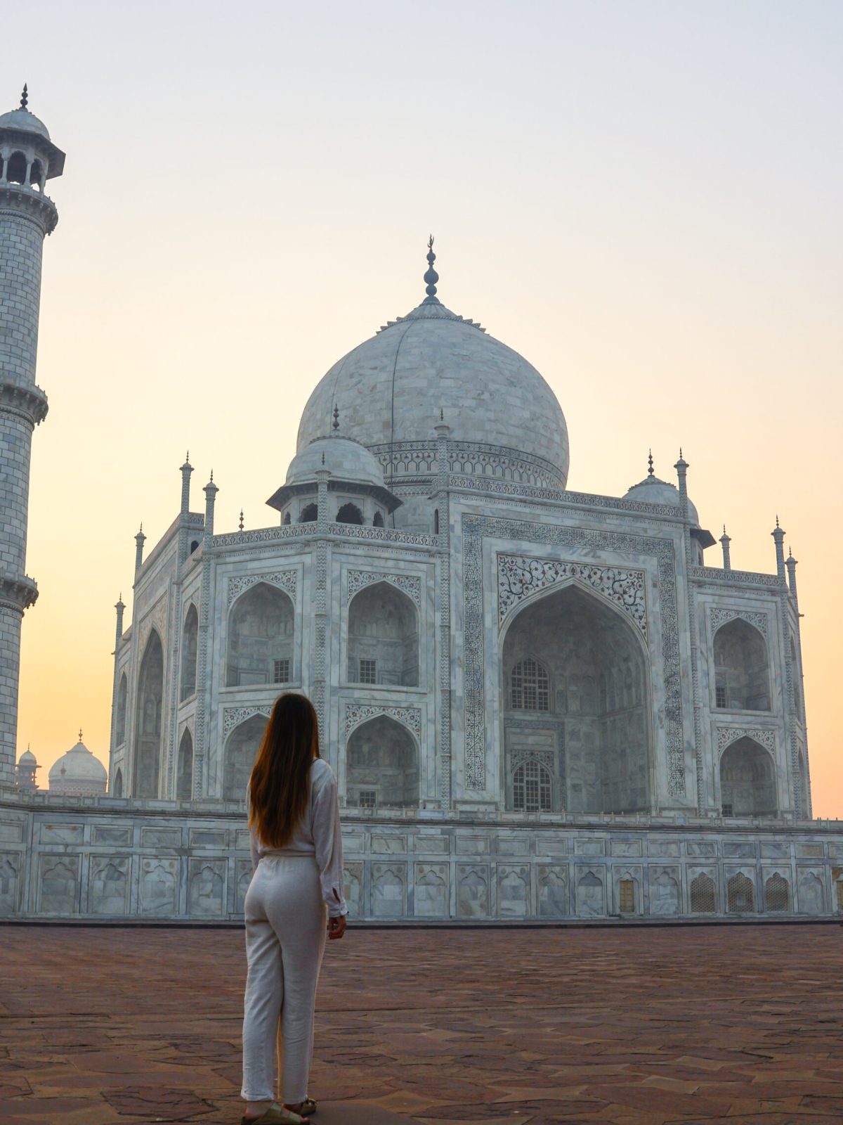 Lever de soleil au Taj Mahal en étant seul sur la photo