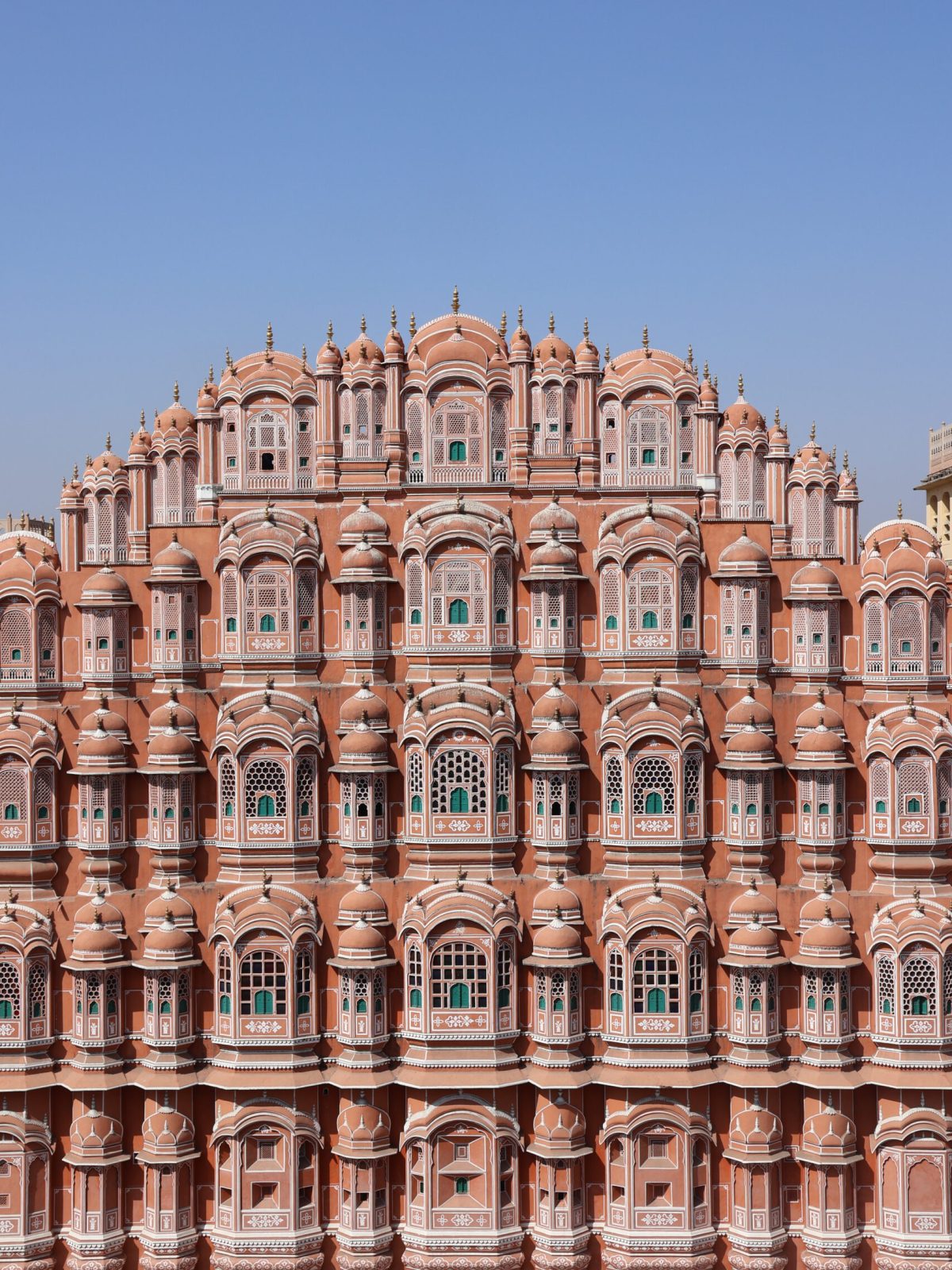 Vue sur le palais des vents depuis un rooftop