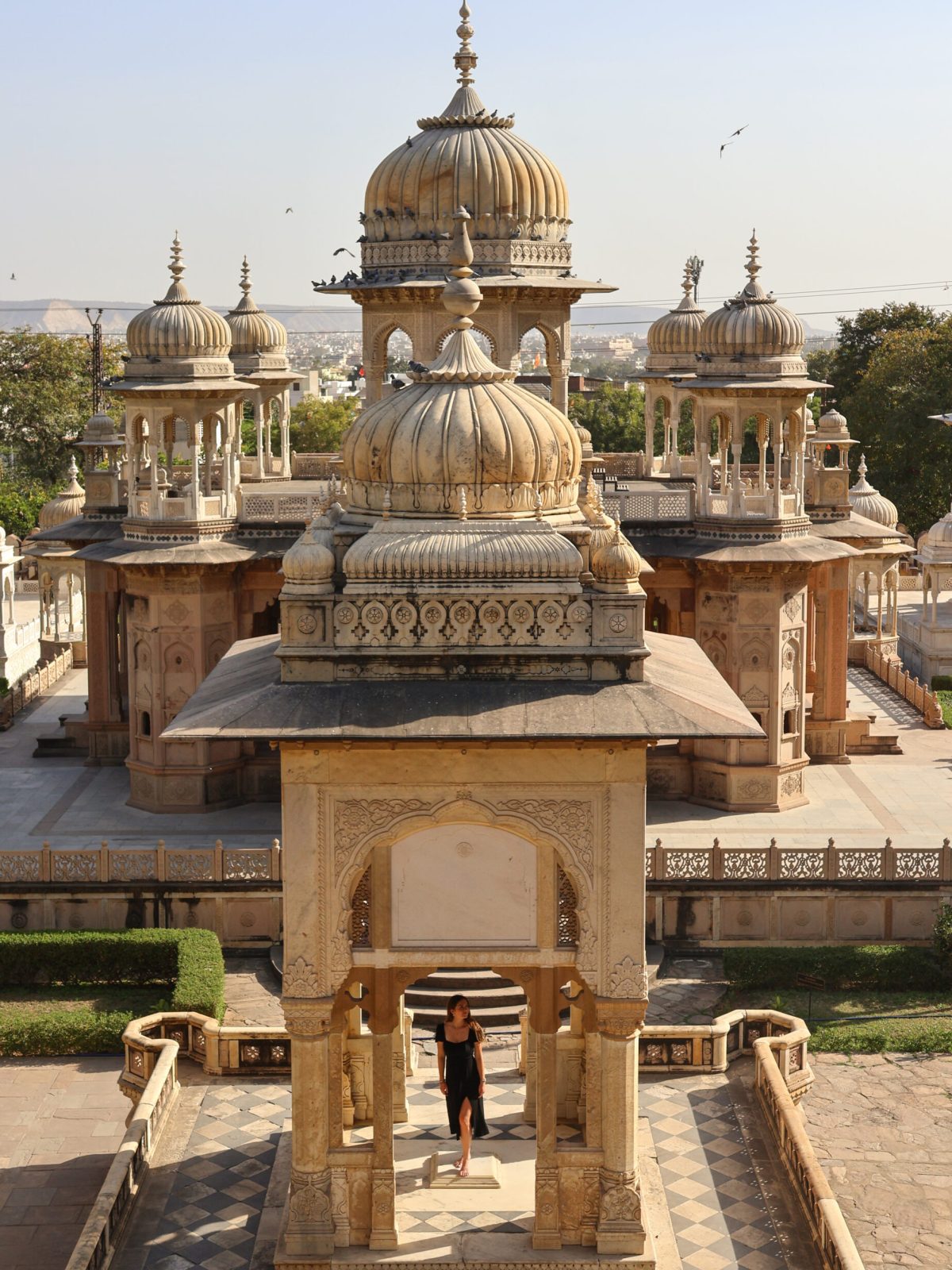 Vue surplombant le Gatore ki chhatriyan à Jaipur