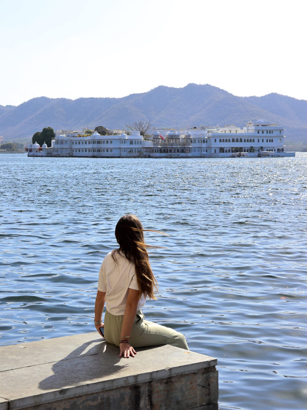 Vue sur Taj Lake Palace d'Udaipur avec les montagnes en arrière plan