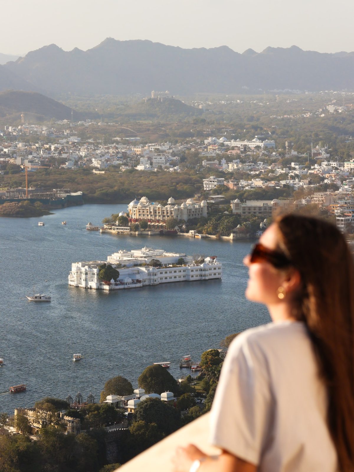 Vue sur le lac Pichola au coucher de soleil depuis le temple Karna Mata